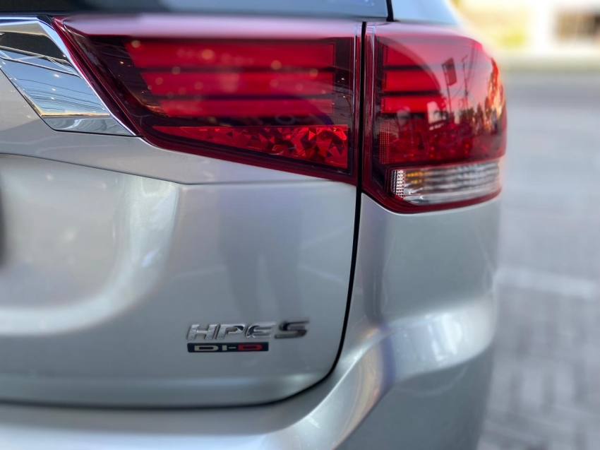 mitsubishi outlander 2.2 mivec di-d diesel hpe-s awd automatico 4p 2022