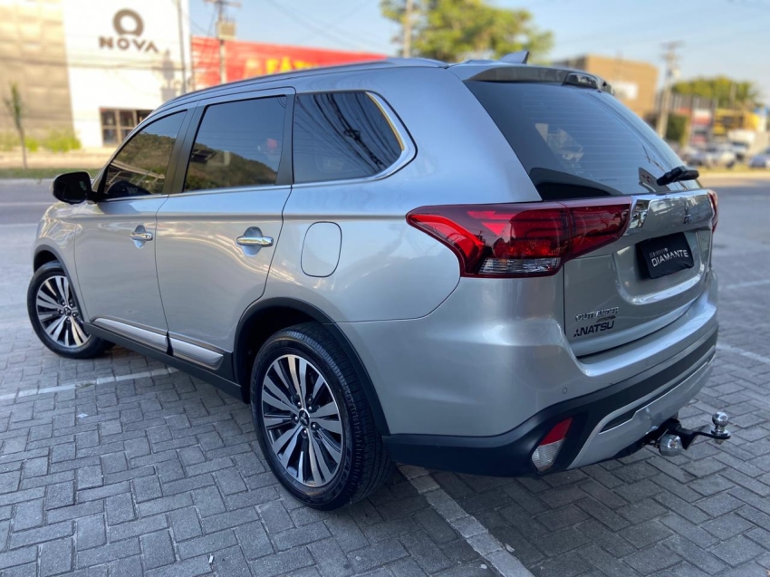 mitsubishi outlander 2.2 mivec di-d diesel hpe-s awd automatico 4p 2022