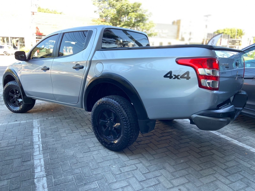 mitsubishi l200 triton 2.4 16v turbo diesel outdoor gls cd 4x4 automatico 4p 2022