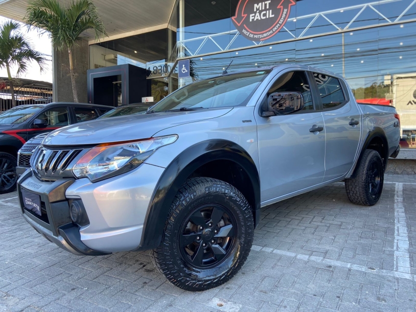 mitsubishi l200 triton 2.4 16v turbo diesel outdoor gls cd 4x4 automatico 4p 2022 mitsubishi l200 triton 2.4 16v turbo diesel outdoor gls cd 4x4 automatico 4p 2022