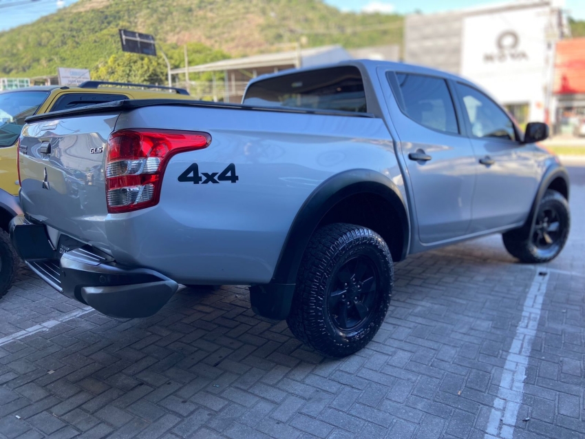 mitsubishi l200 triton 2.4 16v turbo diesel outdoor gls cd 4x4 automatico 4p 2022