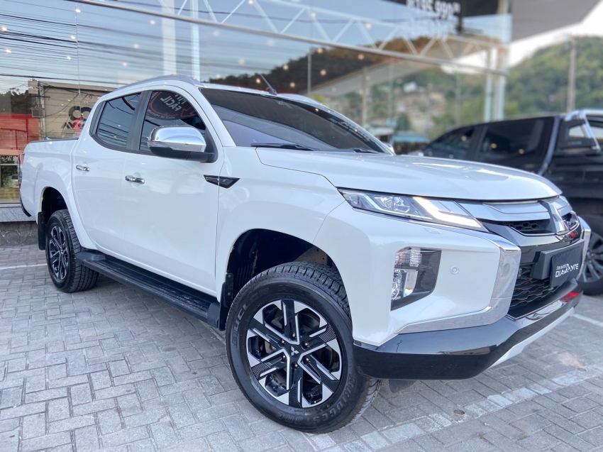 mitsubishi l200 triton 2.4 16v turbo diesel sport hpe-s cd 4p 4x4 automatico 2024