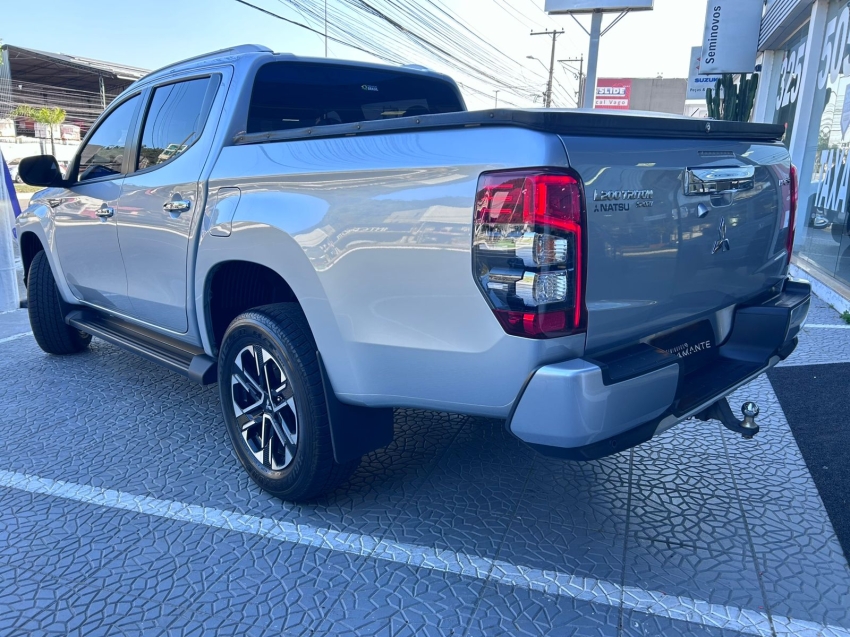 mitsubishi l200 triton 2.4 16v turbo diesel sport hpe-s cd 4p 4x4 automatico 2023
