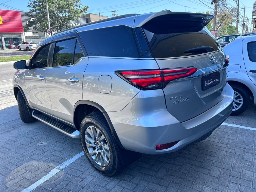 toyota hilux sw4 2.8 d-4d turbo diesel srx 4x4 automatico 4p 202417