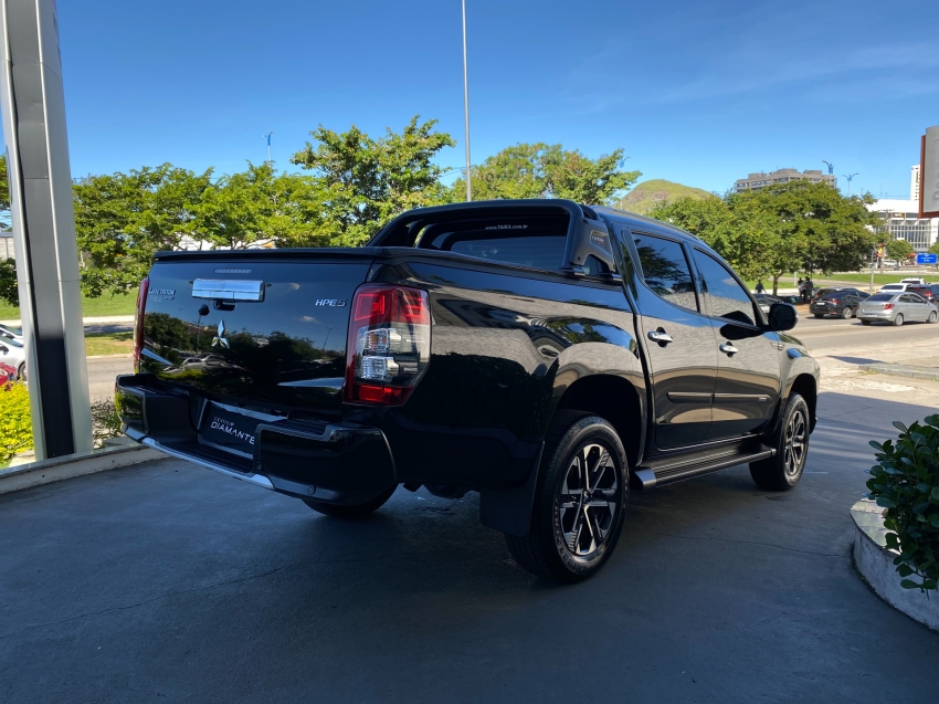 mitsubishi l200 triton 2.4 16v turbo diesel sport hpe-s cd 4p 4x4 automatico 2025