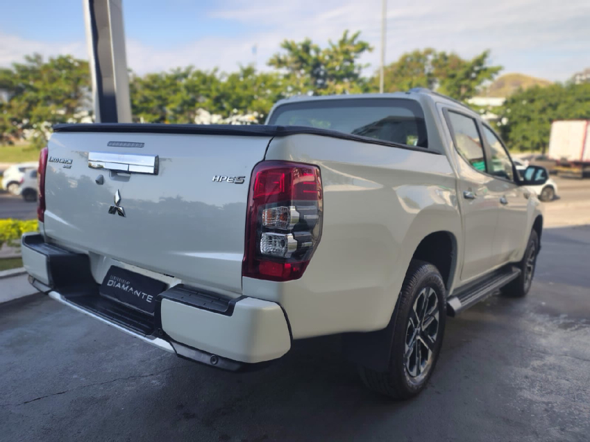 mitsubishi l200 triton 2.4 16v turbo diesel sport hpe-s cd 4p 4x4 automatico 2024