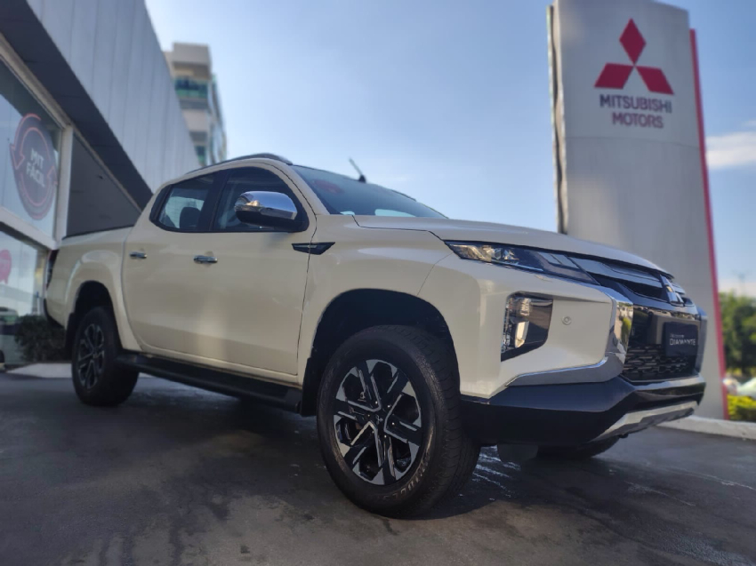 mitsubishi l200 triton 2.4 16v turbo diesel sport hpe-s cd 4p 4x4 automatico 2024