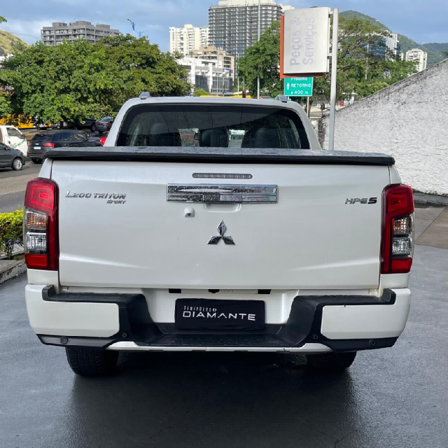 mitsubishi l200 triton 2.4 16v turbo diesel sport hpe-s cd 4p 4x4 automatico 2024