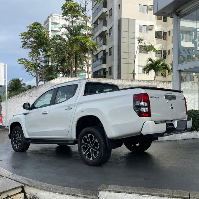 mitsubishi l200 triton 2.4 16v turbo diesel sport hpe-s cd 4p 4x4 automatico 2024