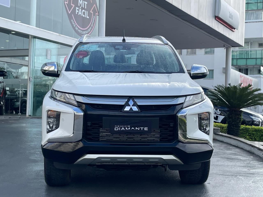 mitsubishi l200 triton 2.4 16v turbo diesel sport hpe-s cd 4p 4x4 automatico 2024