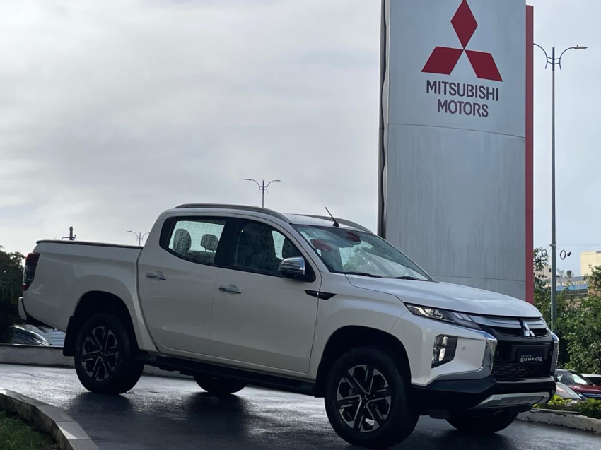 mitsubishi l200 triton 2.4 16v turbo diesel sport hpe-s cd 4p 4x4 automatico 2024