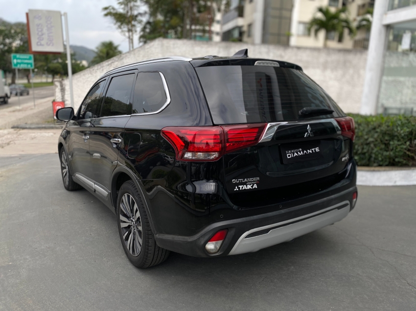 mitsubishi outlander 2.2 mivec di-d diesel hpe-s awd automatico 4p 2022