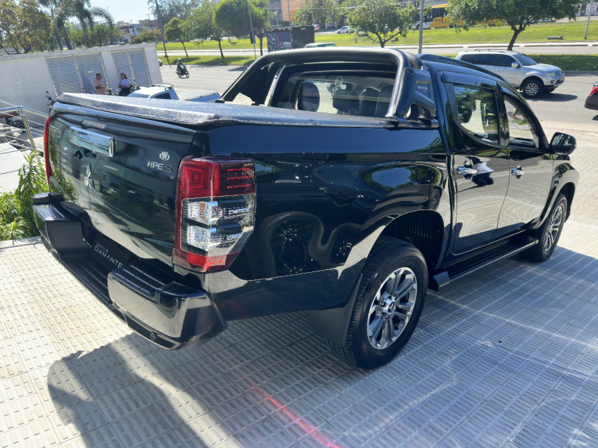 mitsubishi l200 triton 2.4 16v turbo diesel sport hpe-s cd 4p 4x4 automatico 20223