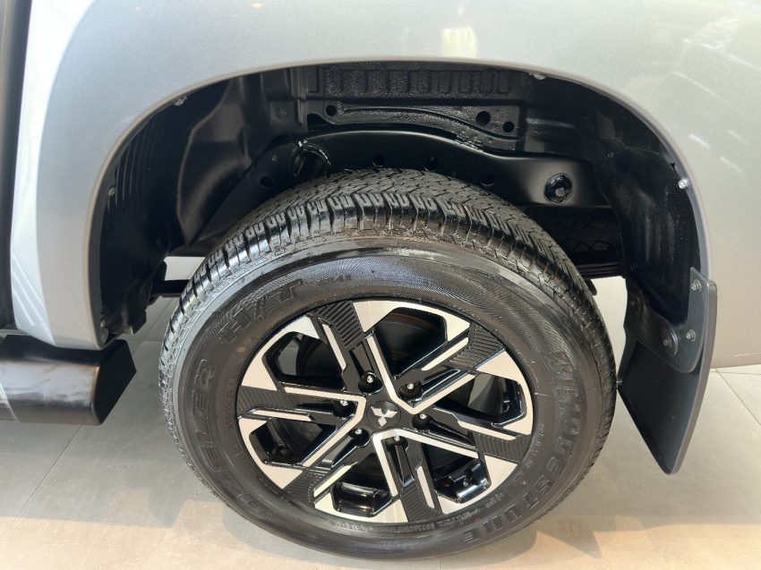 mitsubishi l200 triton 2.4 16v turbo diesel sport hpe-s cd 4p 4x4 automatico 202512