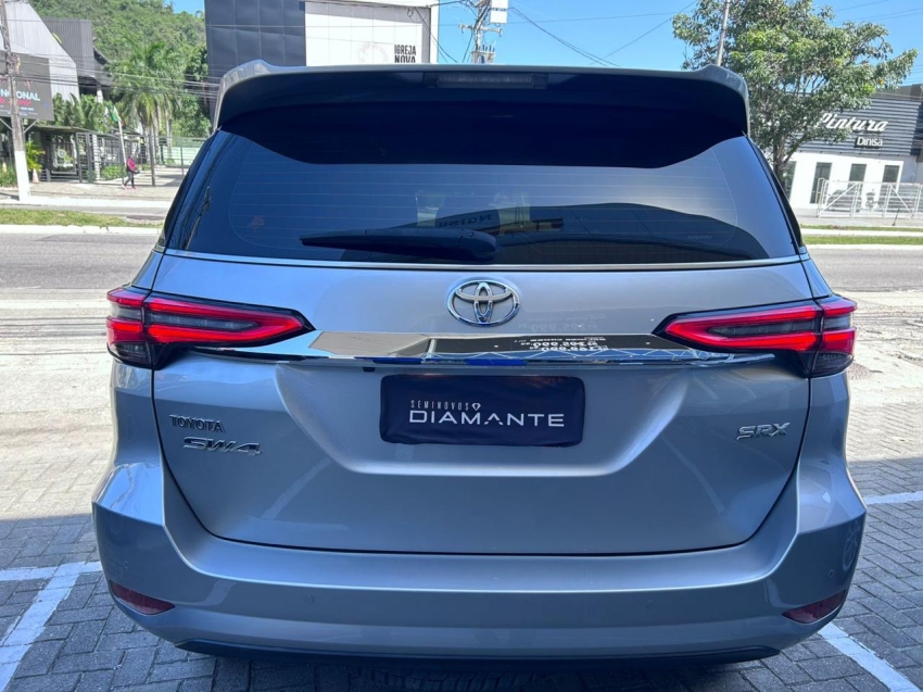 toyota hilux sw4 2.8 d-4d turbo diesel srx 7l 4x4 automatico 4p 202412