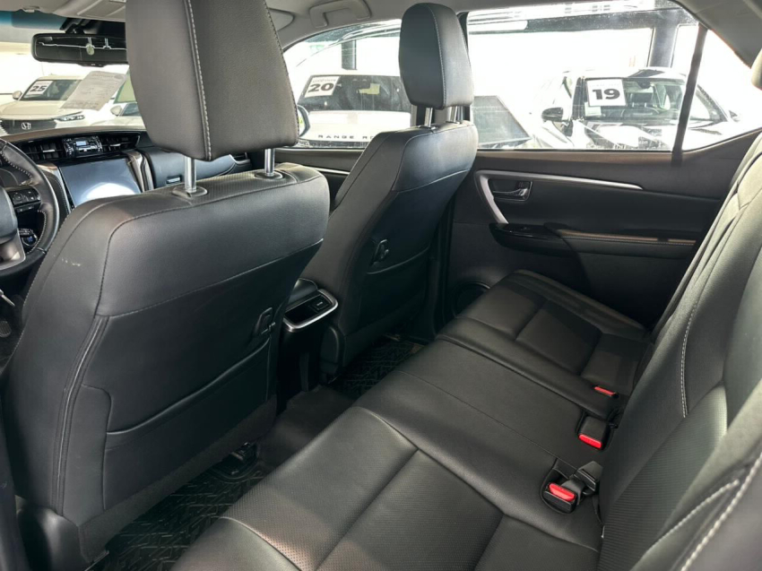 toyota hilux sw4 2.8 d-4d turbo diesel srx 7l 4x4 automatico 4p 202417