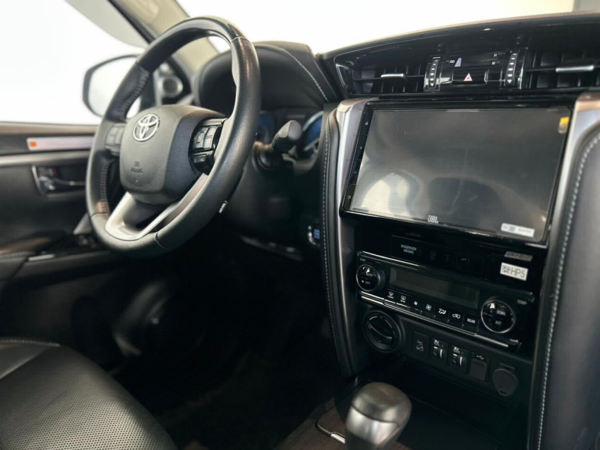 toyota hilux sw4 2.8 d-4d turbo diesel srx 7l 4x4 automatico 4p 202412