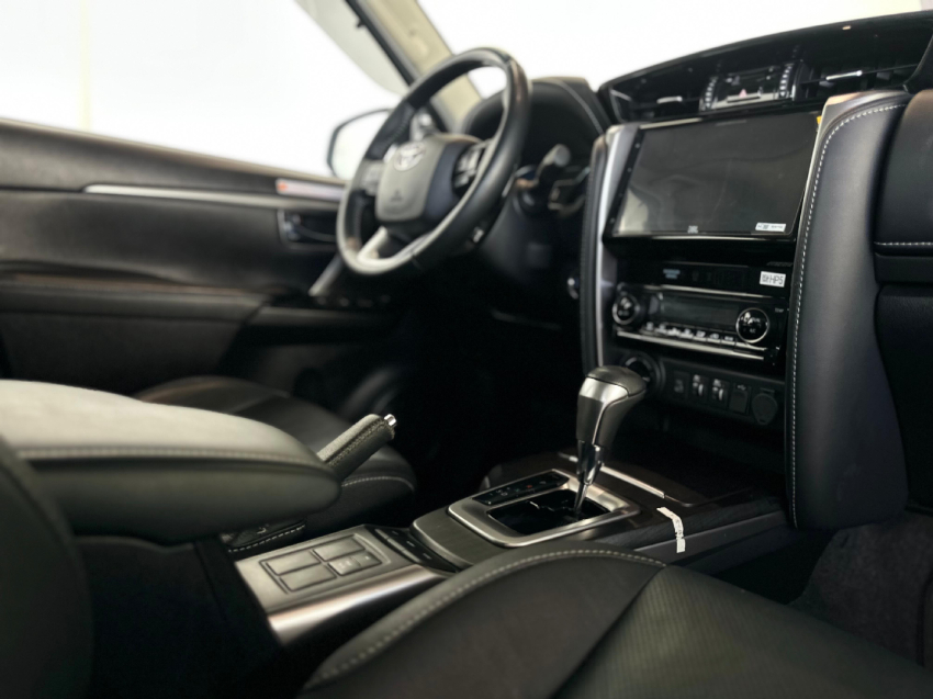 toyota hilux sw4 2.8 d-4d turbo diesel srx 7l 4x4 automatico 4p 202418