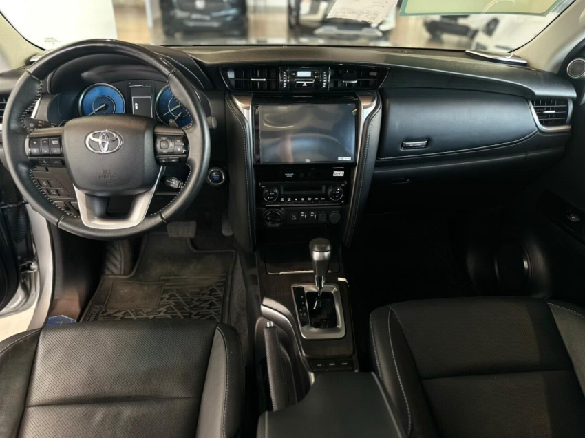 toyota hilux sw4 2.8 d-4d turbo diesel srx 7l 4x4 automatico 4p 202413