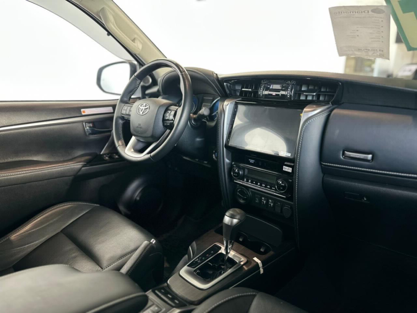 toyota hilux sw4 2.8 d-4d turbo diesel srx 7l 4x4 automatico 4p 202419