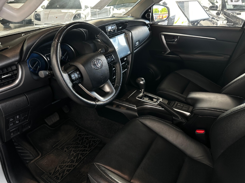 toyota hilux sw4 2.8 d-4d turbo diesel srx 7l 4x4 automatico 4p 202411