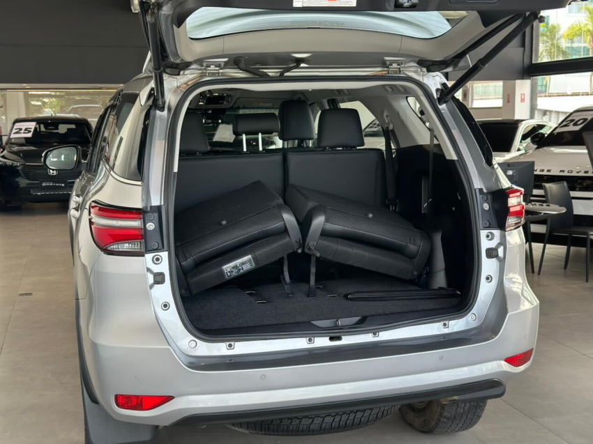 toyota hilux sw4 2.8 d-4d turbo diesel srx 7l 4x4 automatico 4p 202414