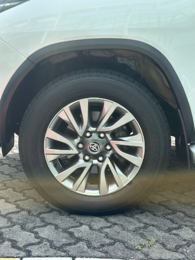 toyota hilux sw4 2.8 d-4d turbo diesel srx 7l 4x4 automatico 4p 202332