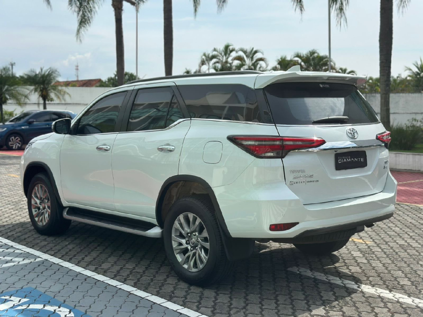 toyota hilux sw4 2.8 d-4d turbo diesel srx 7l 4x4 automatico 4p 202311