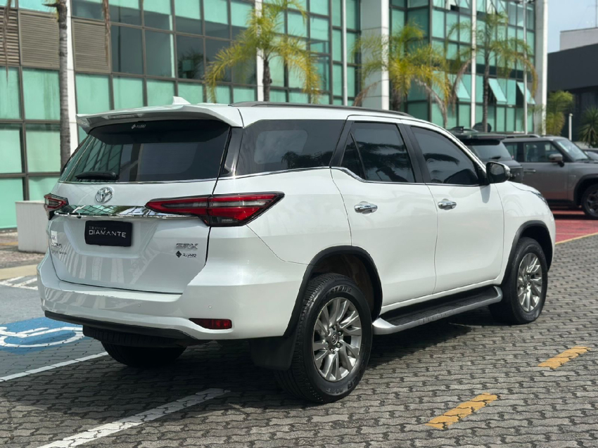 toyota hilux sw4 2.8 d-4d turbo diesel srx 7l 4x4 automatico 4p 202313