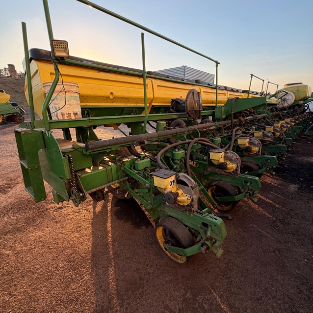 plantadeira john deere 2130-26 linhas de 0.50cm / vacuo mecanica ano 20154
