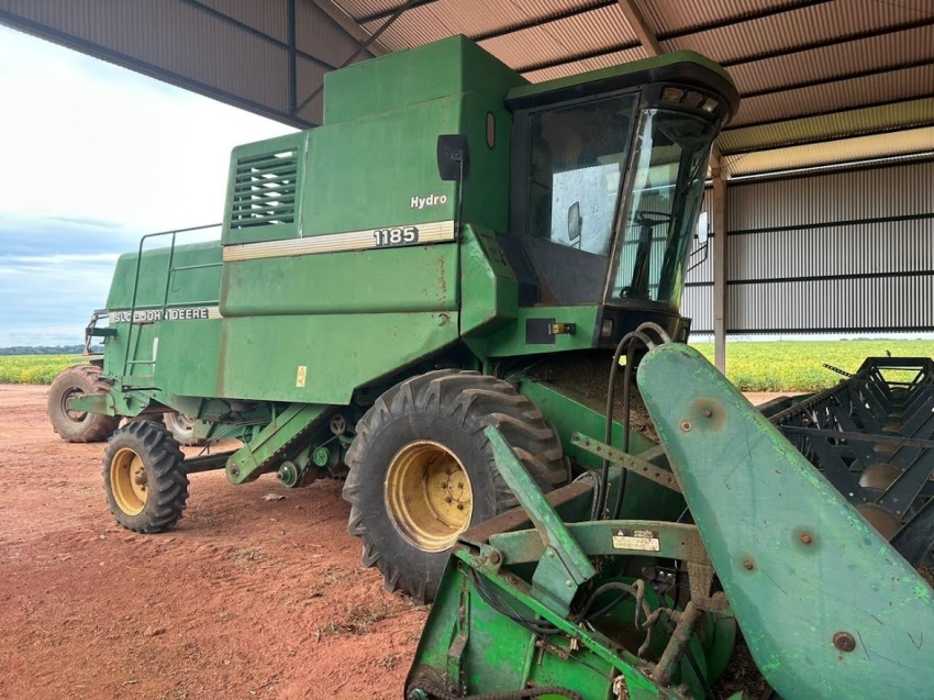 john deere colheitadeira 1185 cabine. hydro. rodado balao. plataforma 23 pes. motor: 8.000hrs diesel 2p automatico 2003