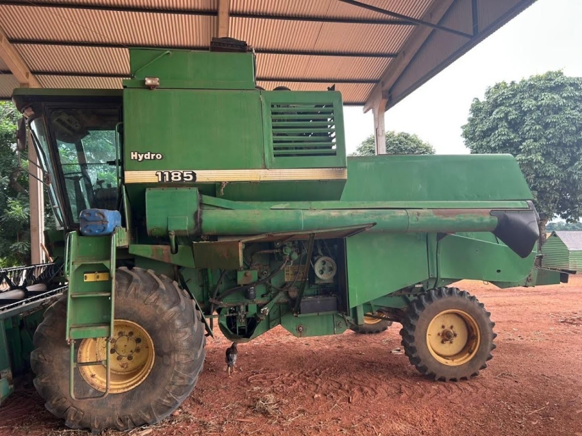 john deere colheitadeira 1185 cabine. hydro. rodado balao. plataforma 23 pes. motor: 8.000hrs diesel 2p automatico 2003