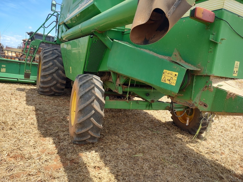 john deere colheitadeira 1550 cabine. hydro. rodado balao. plataforma 23 pes. motor: 4.889hrs. trilha: 3.586hrs diesel 2p automatico 2002