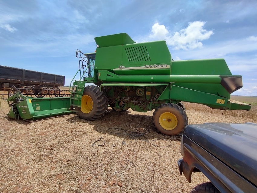 john deere colheitadeira 1550 cabine. hydro. rodado balao. plataforma 23 pes. motor: 4.889hrs. trilha: 3.586hrs diesel 2p automatico 2002
