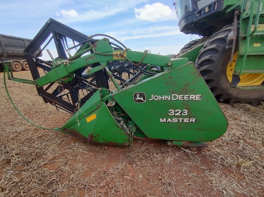 john deere colheitadeira 1550 cabine. hydro. rodado balao. plataforma 23 pes. motor: 4.889hrs. trilha: 3.586hrs diesel 2p automatico 2002