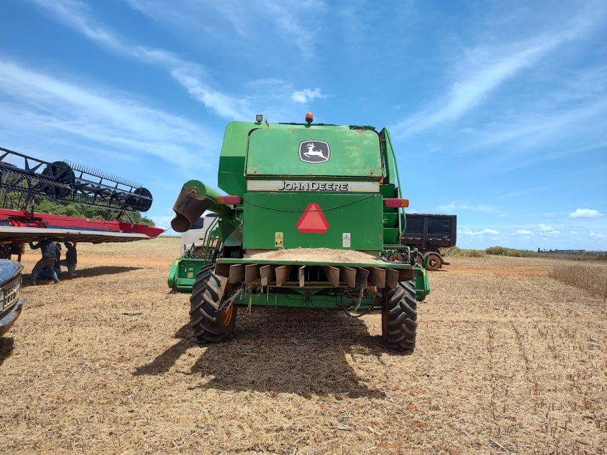 john deere colheitadeira 1550 cabine. hydro. rodado balao. plataforma 23 pes. motor: 4.889hrs. trilha: 3.586hrs diesel 2p automatico 2002