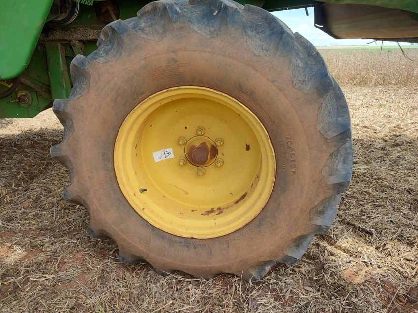 john deere colheitadeira 1550 cabine. hydro. rodado balao. plataforma 23 pes. motor: 4.889hrs. trilha: 3.586hrs diesel 2p automatico 2002