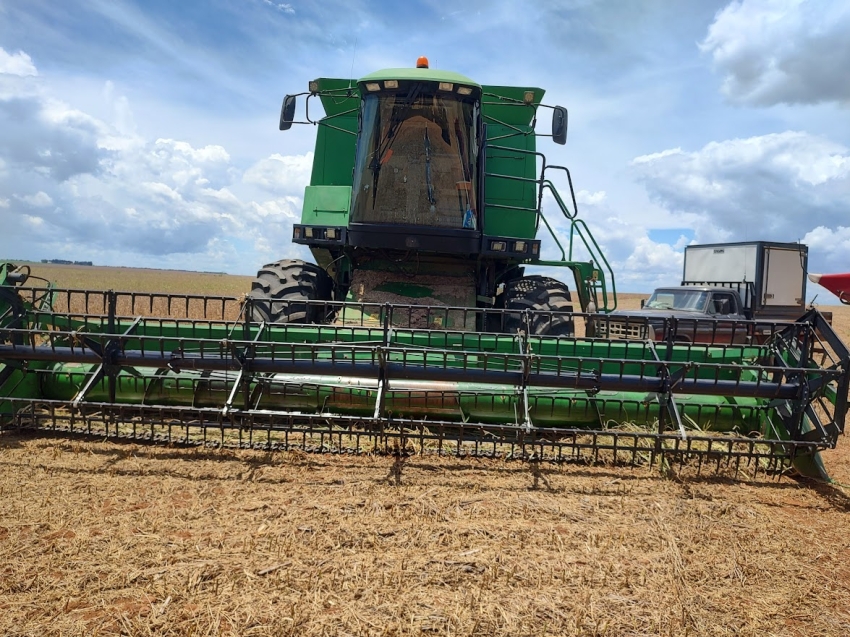 john deere colheitadeira 1550 cabine. hydro. rodado balao. plataforma 23 pes. motor: 4.889hrs. trilha: 3.586hrs diesel 2p automatico 2002