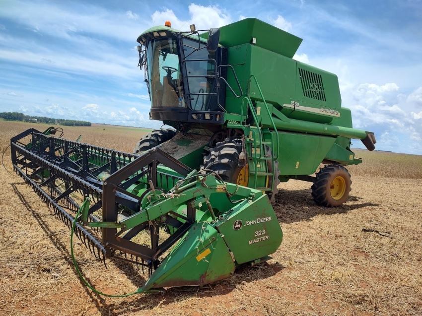 john deere colheitadeira 1550 cabine. hydro. rodado balao. plataforma 23 pes. motor: 4.889hrs. trilha: 3.586hrs diesel 2p automatico 2002