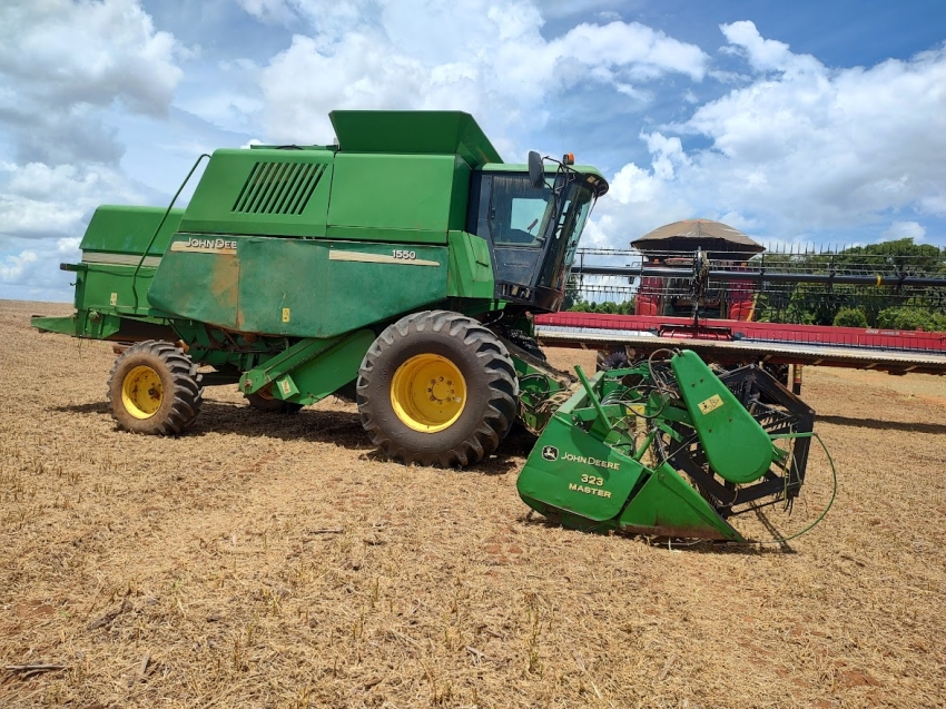 john deere colheitadeira 1550 cabine. hydro. rodado balao. plataforma 23 pes. motor: 4.889hrs. trilha: 3.586hrs diesel 2p automatico 2002