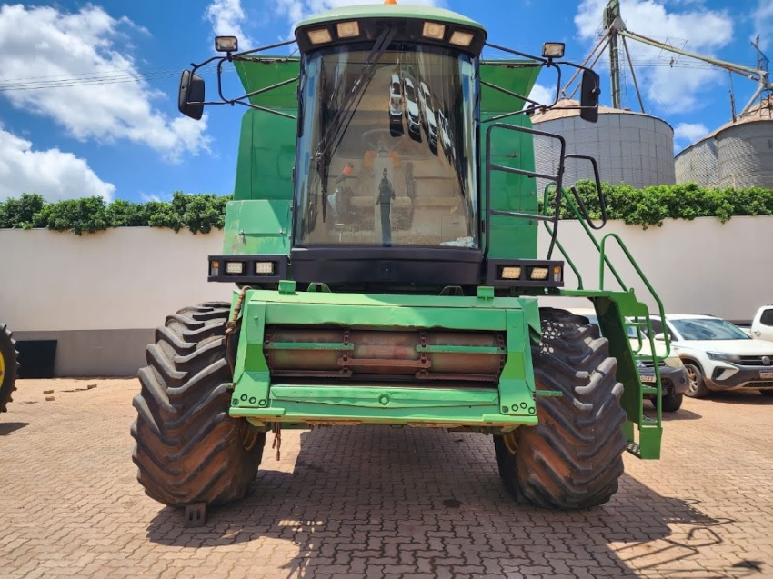 john deere colheitadeira 1550 rodado balao. hydro. plataforma 22 pes. motor: 4.221. trilha: 3.051 diesel 1p automatico 2004