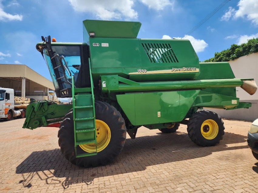 john deere colheitadeira 1550 rodado balao. hydro. plataforma 22 pes. motor: 4.221. trilha: 3.051 diesel 1p automatico 2004