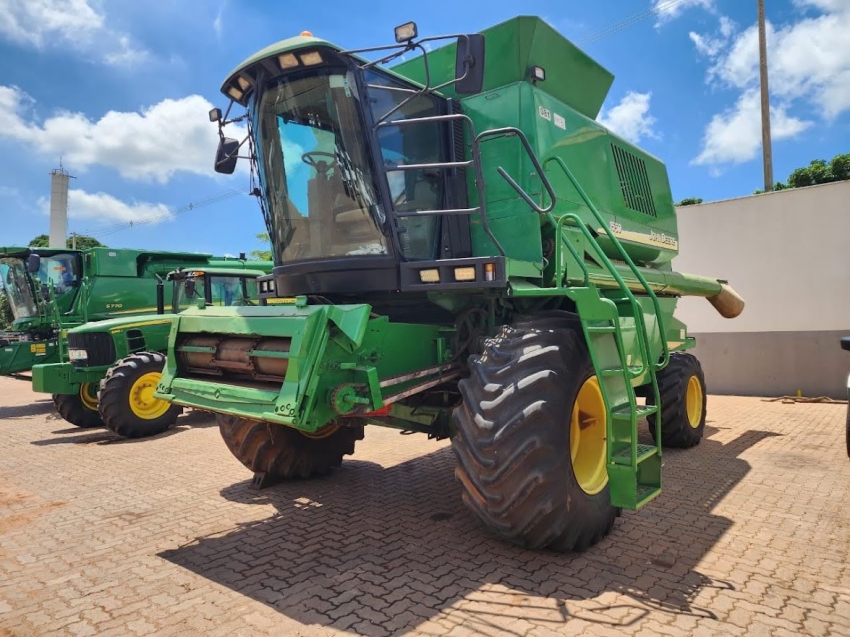 john deere colheitadeira 1550 rodado balao. hydro. plataforma 22 pes. motor: 4.221. trilha: 3.051 diesel 1p automatico 2004