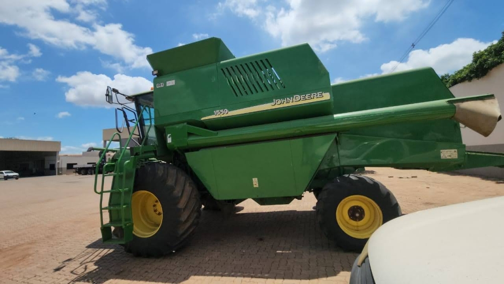 john deere colheitadeira 1550 rodado balao. hydro. plataforma 22 pes. motor: 4.221. trilha: 3.051 diesel 1p automatico 2004