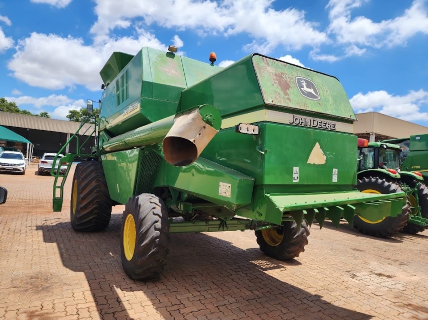 john deere colheitadeira 1550 rodado balao. hydro. plataforma 22 pes. motor: 4.221. trilha: 3.051 diesel 1p automatico 2004