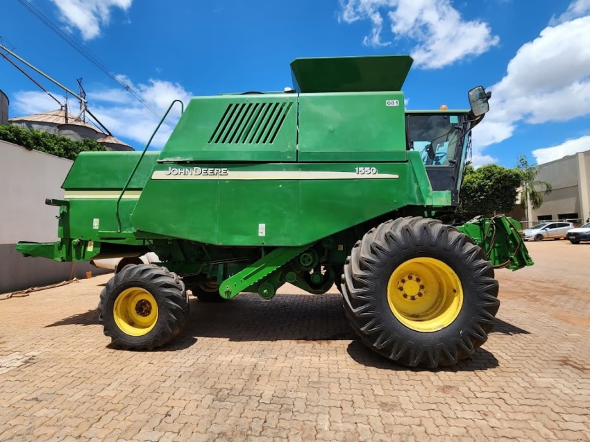 john deere colheitadeira 1550 rodado balao. hydro. plataforma 22 pes. motor: 4.221. trilha: 3.051 diesel 1p automatico 2004