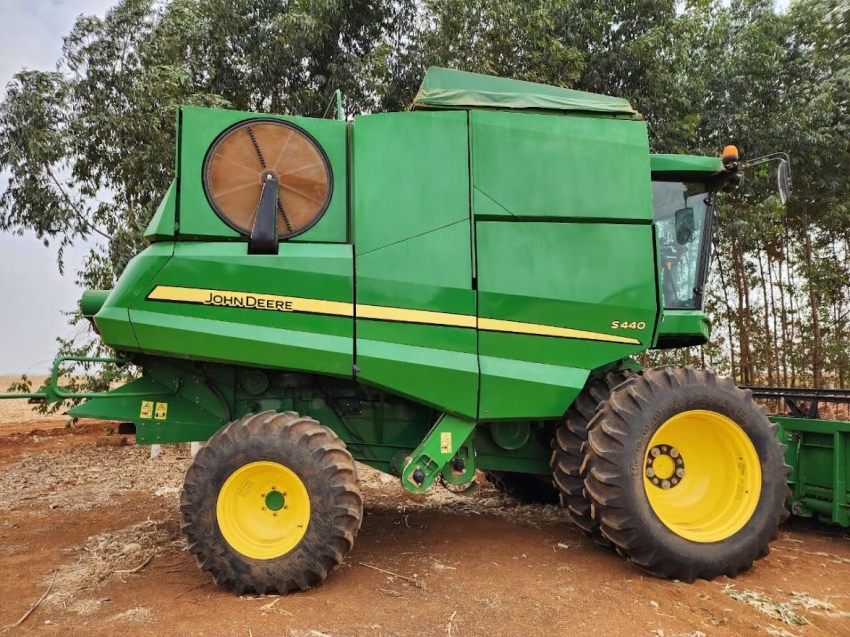 john deere colheitadeira s440 rodado dual. com piloto automatico. plataforma 22 pes. motor: 1.388. trilha 875 diesel 1p automatico 2018