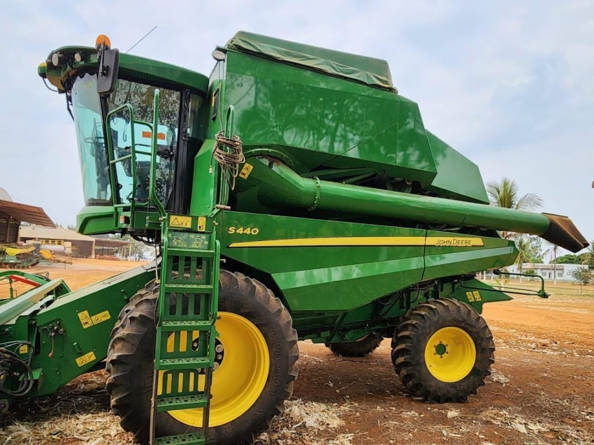 john deere colheitadeira s440 rodado dual. com piloto automatico. plataforma 22 pes. motor: 1.388. trilha 875 diesel 1p automatico 2018