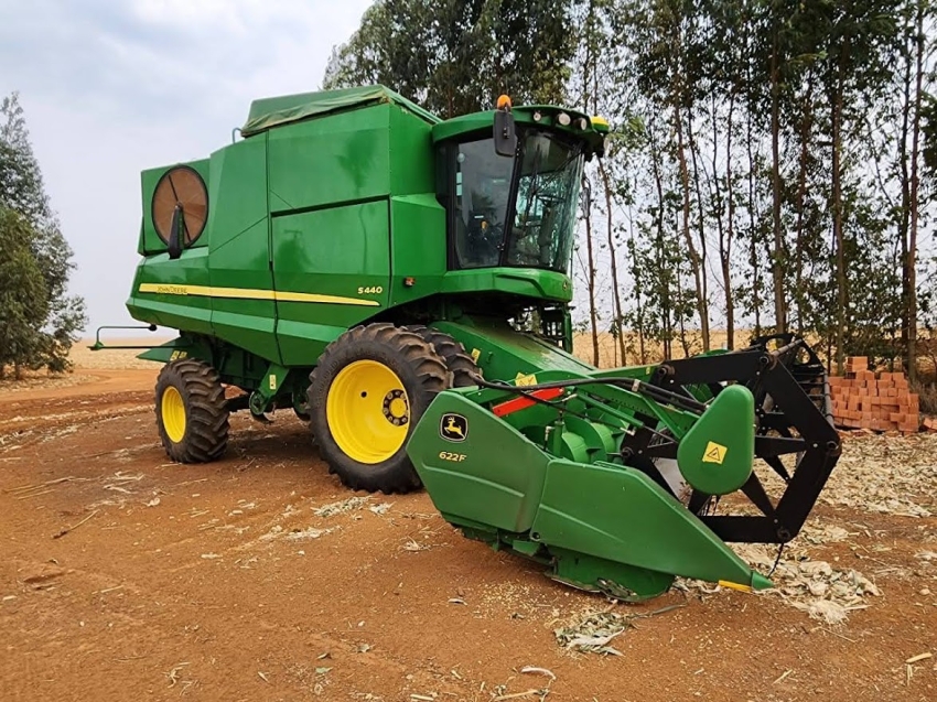 john deere colheitadeira s440 rodado dual. com piloto automatico. plataforma 22 pes. motor: 1.388. trilha 875 diesel 1p automatico 2018