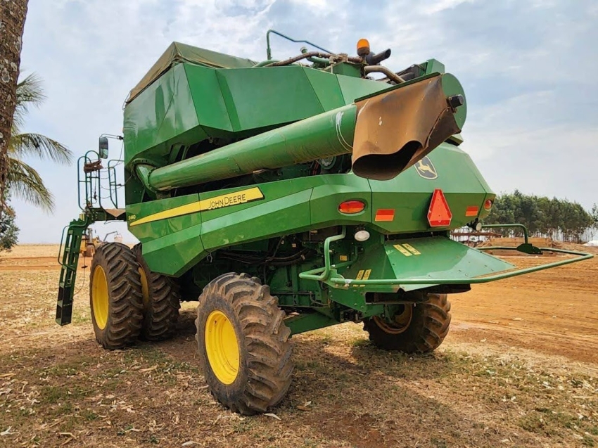 john deere colheitadeira s440 rodado dual. com piloto automatico. plataforma 22 pes. motor: 1.027. trilha: 726 diesel 1p automatico 2019